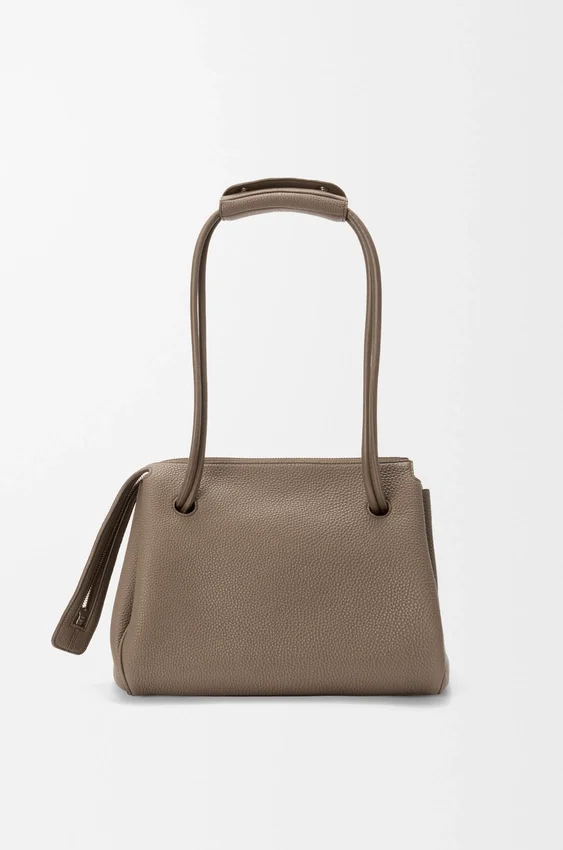 Madrid-Tasche in mittlerer Größe aus geschmeidigem, genarbtem Kalbsleder Madrid-Tasche in mittlerer Größe aus geschmeidigem, genarbtem Kalbsleder