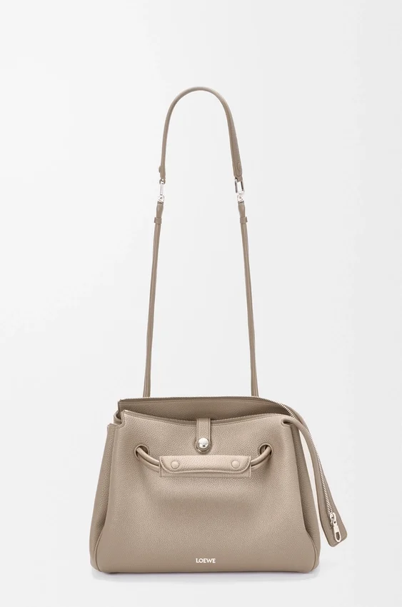 Madrid-Tasche in mittlerer Größe aus geschmeidigem, genarbtem Kalbsleder Madrid-Tasche in mittlerer Größe aus geschmeidigem, genarbtem Kalbsleder
