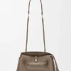Madrid-Tasche in mittlerer Größe aus geschmeidigem, genarbtem Kalbsleder Madrid-Tasche in mittlerer Größe aus geschmeidigem, genarbtem Kalbsleder