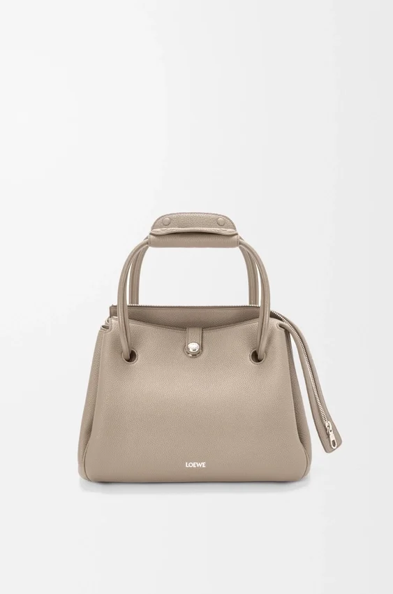 Madrid-Tasche in mittlerer Größe aus geschmeidigem, genarbtem Kalbsleder Madrid-Tasche in mittlerer Größe aus geschmeidigem, genarbtem Kalbsleder