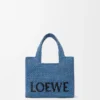 Mini-Font Tote mit loewe-Schriftzug aus Raffia Mini-Font Tote mit loewe-Schriftzug aus Raffia