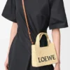 Mini-Font Tote mit loewe-Schriftzug aus Raffia Mini-Font Tote mit loewe-Schriftzug aus Raffia