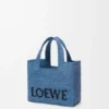 Mini-Font Tote mit loewe-Schriftzug aus Raffia Mini-Font Tote mit loewe-Schriftzug aus Raffia