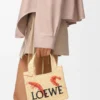 Mini-Font Tote mit loewe-Schriftzug aus Raffia Mini-Font Tote mit loewe-Schriftzug aus Raffia