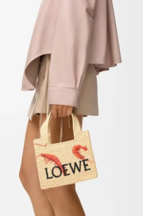 Mini-Font Tote mit loewe-Schriftzug aus Raffia