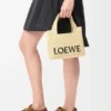 Mini-Font Tote mit loewe-Schriftzug aus Raffia Mini-Font Tote mit loewe-Schriftzug aus Raffia