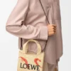 Mini-Font Tote mit loewe-Schriftzug aus Raffia Mini-Font Tote mit loewe-Schriftzug aus Raffia