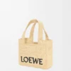 Mini-Font Tote mit loewe-Schriftzug aus Raffia Mini-Font Tote mit loewe-Schriftzug aus Raffia