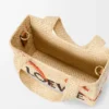 Mini-Font Tote mit loewe-Schriftzug aus Raffia Mini-Font Tote mit loewe-Schriftzug aus Raffia