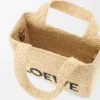Mini-Font Tote mit loewe-Schriftzug aus Raffia Mini-Font Tote mit loewe-Schriftzug aus Raffia