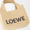 Mini-Font Tote mit loewe-Schriftzug aus Raffia Mini-Font Tote mit loewe-Schriftzug aus Raffia