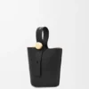 Mini-Pebble Bucket aus glattem Kalbsleder Mini-Pebble Bucket aus glattem Kalbsleder