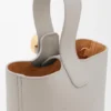 Mini-Pebble Bucket aus glattem Kalbsleder Mini-Pebble Bucket aus glattem Kalbsleder