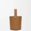 Mini-Pebble Bucket aus glattem Kalbsleder Mini-Pebble Bucket aus glattem Kalbsleder