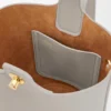 Mini-Pebble Bucket aus glattem Kalbsleder Mini-Pebble Bucket aus glattem Kalbsleder
