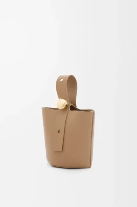 Mini-Pebble Bucket aus weichem, genarbtem Kalbsleder