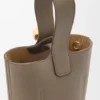 Mini-Pebble Bucket aus weichem, genarbtem Kalbsleder Mini-Pebble Bucket aus weichem, genarbtem Kalbsleder