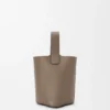 Mini-Pebble Bucket aus weichem, genarbtem Kalbsleder Mini-Pebble Bucket aus weichem, genarbtem Kalbsleder