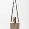 Mini-Pebble Bucket aus weichem, genarbtem Kalbsleder Mini-Pebble Bucket aus weichem, genarbtem Kalbsleder