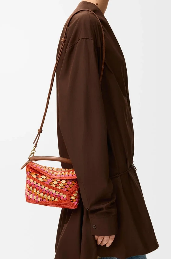 Mini Puzzle Edge Tasche aus Raffia und Kalbsleder Mini Puzzle Edge Tasche aus Raffia und Kalbsleder
