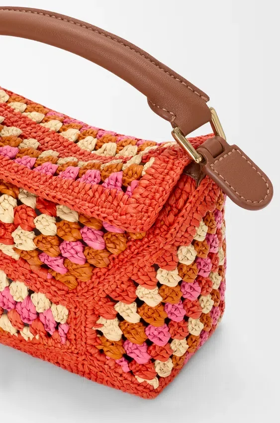 Mini Puzzle Edge Tasche aus Raffia und Kalbsleder Mini Puzzle Edge Tasche aus Raffia und Kalbsleder