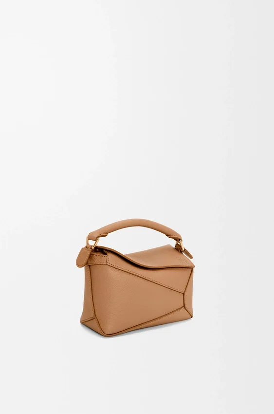 Mini Puzzle Edge Tasche aus weichem, genarbtem Kalbsleder Mini Puzzle Edge Tasche aus weichem, genarbtem Kalbsleder