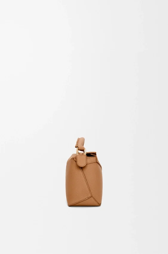 Mini Puzzle Edge Tasche aus weichem, genarbtem Kalbsleder Mini Puzzle Edge Tasche aus weichem, genarbtem Kalbsleder