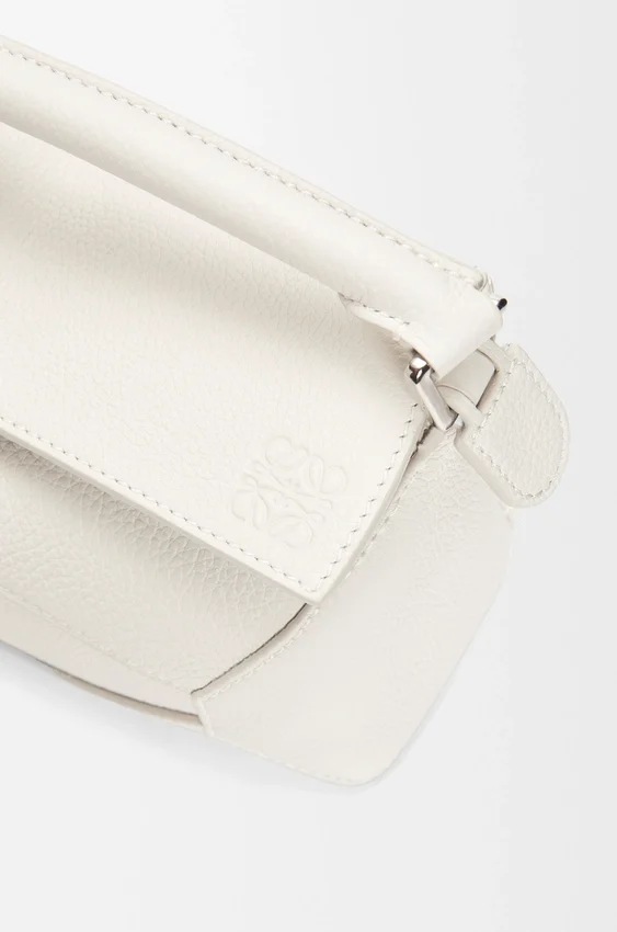 Mini Puzzle Edge Tasche aus weichem, genarbtem Kalbsleder Mini Puzzle Edge Tasche aus weichem, genarbtem Kalbsleder