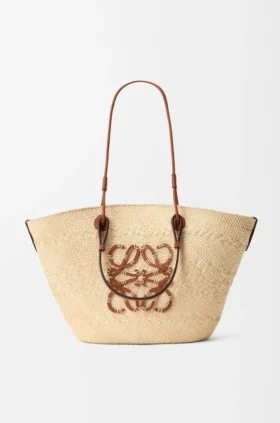 Mittlere Anagram-Korb-Tasche aus Iraca-Palmengeflecht und Kalbsleder