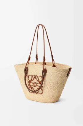 Mittlere Anagram-Korb-Tasche aus Iraca-Palmengeflecht und Kalbsleder
