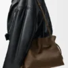 Mittlere „Flamenco“-Clutch aus genarbtem Nubukleder Mittlere „Flamenco“-Clutch aus genarbtem Nubukleder