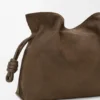 Mittlere „Flamenco“-Clutch aus genarbtem Nubukleder Mittlere „Flamenco“-Clutch aus genarbtem Nubukleder