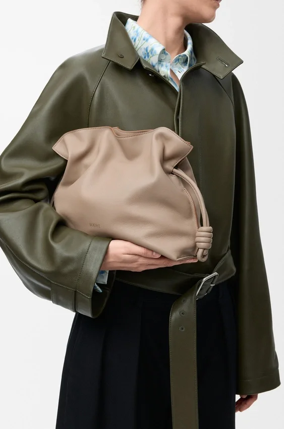 Mittlere Flamenco-Clutch aus Nappa-Kalbsleder Mittlere Flamenco-Clutch aus Nappa-Kalbsleder