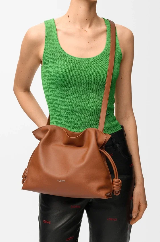 Mittlere Flamenco-Clutch aus Nappa-Kalbsleder Mittlere Flamenco-Clutch aus Nappa-Kalbsleder