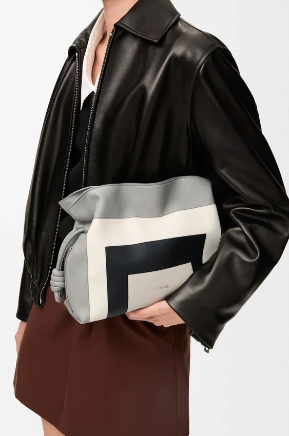 Mittlere Flamenco-Clutch aus Nappa-Kalbsleder Mittlere Flamenco-Clutch aus Nappa-Kalbsleder