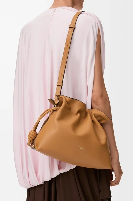 Mittlere Flamenco-Clutch aus Nappa-Kalbsleder Mittlere Flamenco-Clutch aus Nappa-Kalbsleder