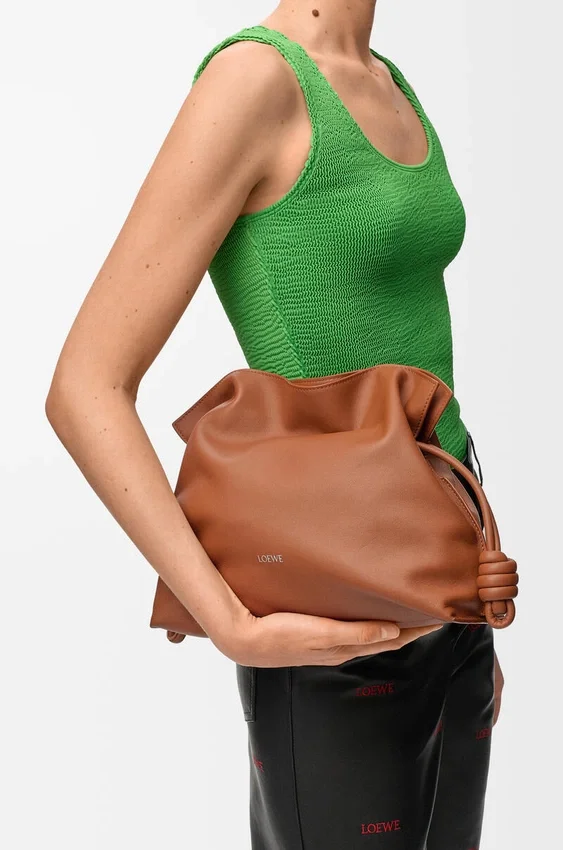 Mittlere Flamenco-Clutch aus Nappa-Kalbsleder Mittlere Flamenco-Clutch aus Nappa-Kalbsleder