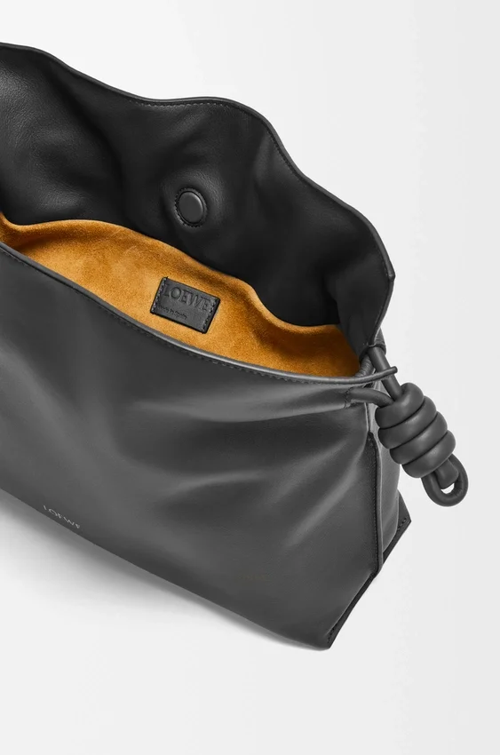 Mittlere Flamenco-Clutch aus Nappa-Kalbsleder Mittlere Flamenco-Clutch aus Nappa-Kalbsleder
