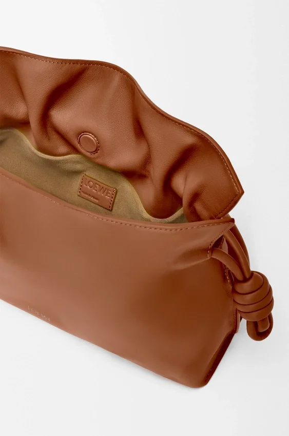 Mittlere Flamenco-Clutch aus Nappa-Kalbsleder Mittlere Flamenco-Clutch aus Nappa-Kalbsleder