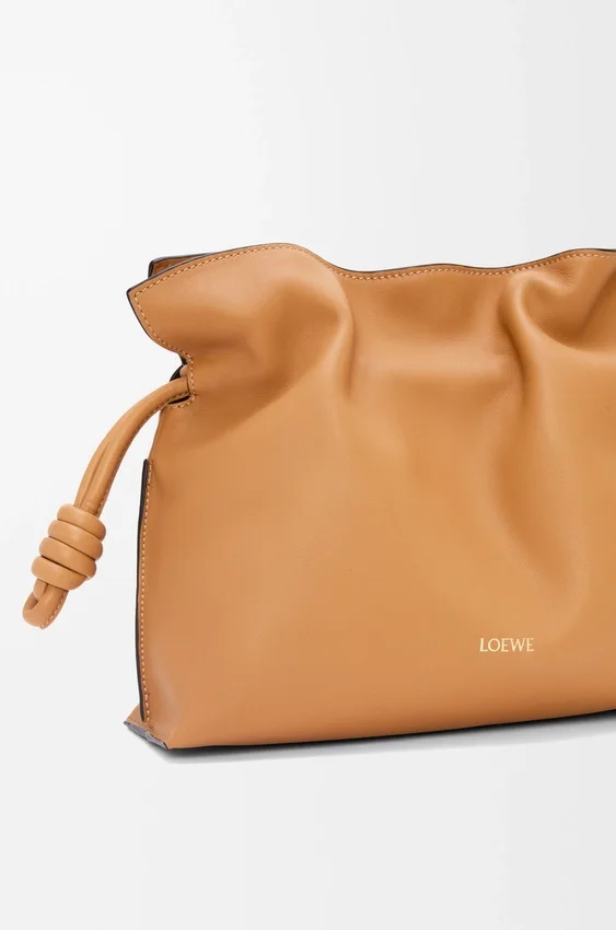 Mittlere Flamenco-Clutch aus Nappa-Kalbsleder Mittlere Flamenco-Clutch aus Nappa-Kalbsleder