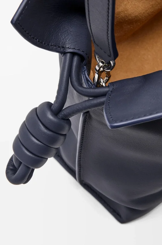 Mittlere Flamenco-Clutch aus Nappa-Kalbsleder Mittlere Flamenco-Clutch aus Nappa-Kalbsleder