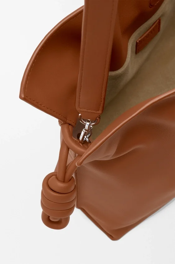 Mittlere Flamenco-Clutch aus Nappa-Kalbsleder Mittlere Flamenco-Clutch aus Nappa-Kalbsleder