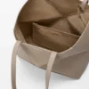 Mittlere, horizontal gefaltete Puzzle Fold-Tragetasche aus weich genarbtem Kalbsleder Mittlere, horizontal gefaltete Puzzle Fold-Tragetasche aus weich genarbtem Kalbsleder