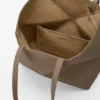 Mittlere, horizontal gefaltete Puzzle Fold-Tragetasche aus weich genarbtem Kalbsleder Mittlere, horizontal gefaltete Puzzle Fold-Tragetasche aus weich genarbtem Kalbsleder