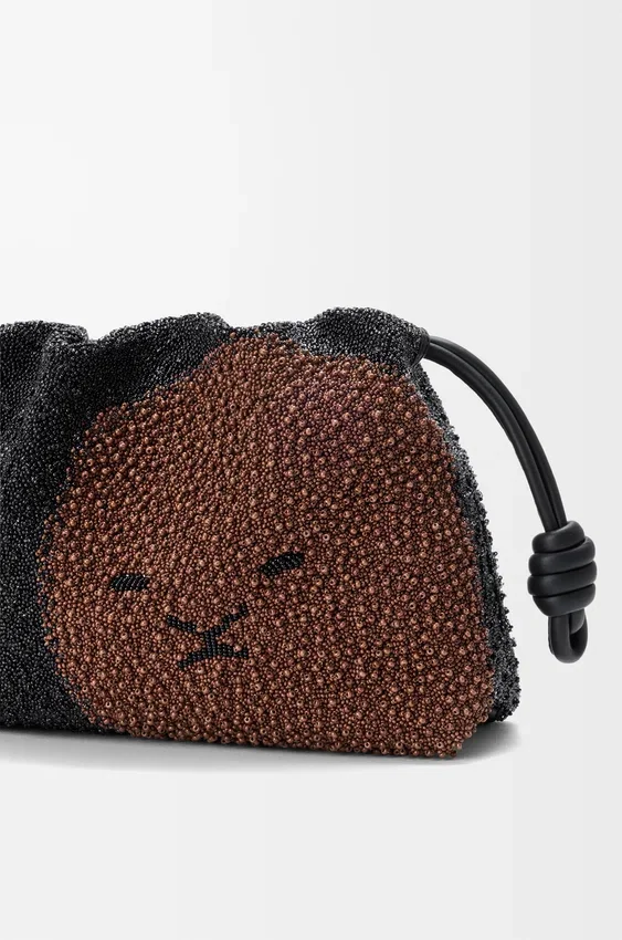 Mittlere „Lion Beads“ Flamenco Purse aus perlenbesticktem Canvas und Kalbsleder Mittlere „Lion Beads“ Flamenco Purse aus perlenbesticktem Canvas und Kalbsleder