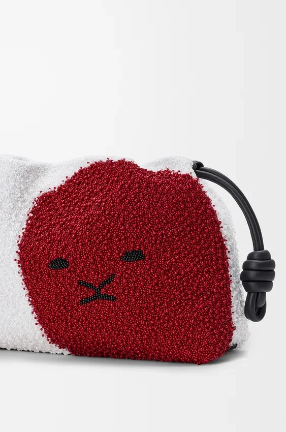 Mittlere „Lion Beads“ Flamenco Purse aus perlenbesticktem Canvas und Kalbsleder Mittlere „Lion Beads“ Flamenco Purse aus perlenbesticktem Canvas und Kalbsleder