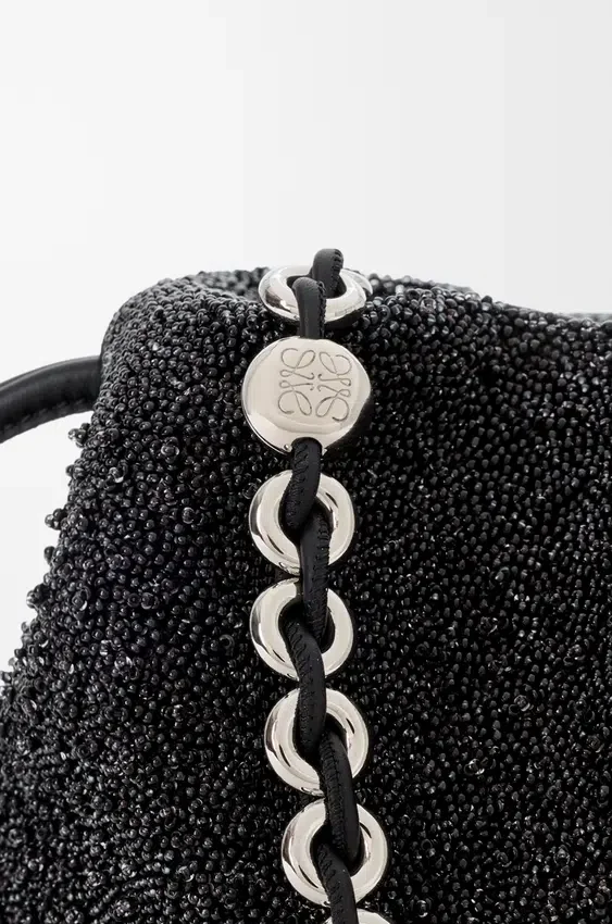Mittlere „Lion Beads“ Flamenco Purse aus perlenbesticktem Canvas und Kalbsleder Mittlere „Lion Beads“ Flamenco Purse aus perlenbesticktem Canvas und Kalbsleder