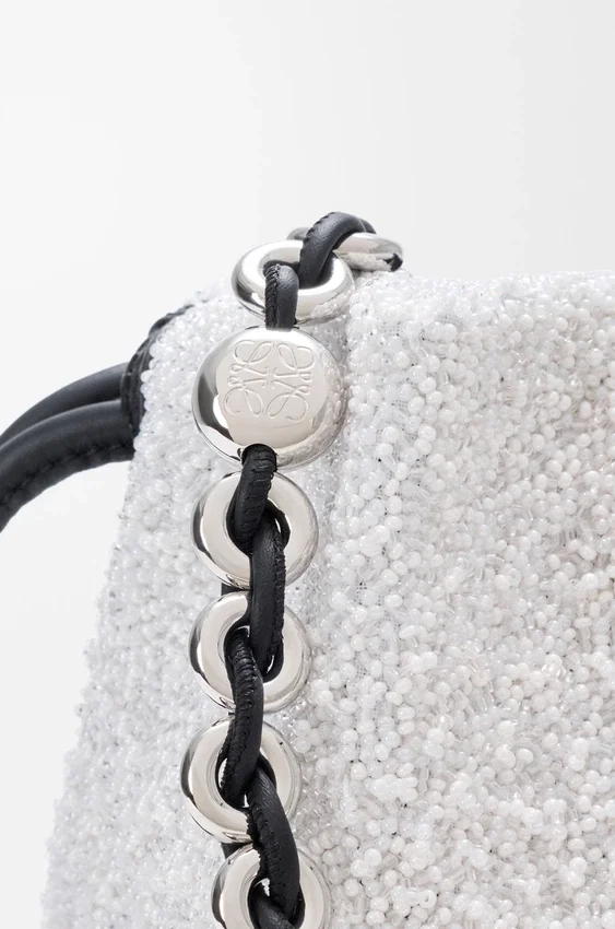 Mittlere „Lion Beads“ Flamenco Purse aus perlenbesticktem Canvas und Kalbsleder Mittlere „Lion Beads“ Flamenco Purse aus perlenbesticktem Canvas und Kalbsleder