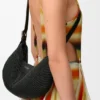 Mittlere Loewe Swing-Tasche aus Raffia und Kalbsleder Mittlere Loewe Swing-Tasche aus Raffia und Kalbsleder