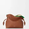 Mittlere, mehrlagige Flamenco-Clutch aus Nappa-Kalbsleder Mittlere, mehrlagige Flamenco-Clutch aus Nappa-Kalbsleder
